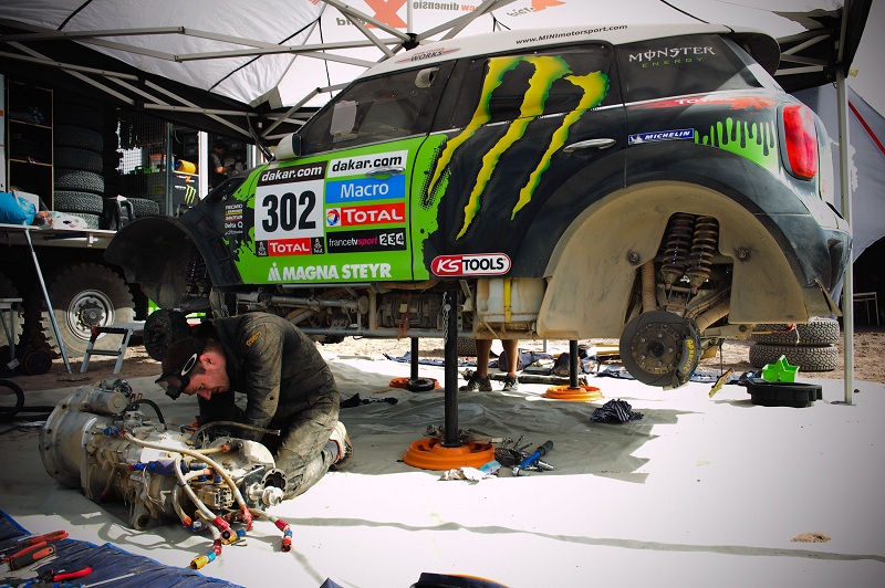 302_dk13_davidsantosjr_060037_alta Peterhansel's MINI in bivouac, Dakar 2013